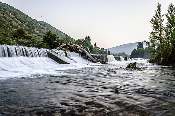 포토 JPG 해외이미지 나무 응시 유럽 자연 하늘 그림자 사람없음 야외 목재 초록색 물 파란색 빛 컬러풀 태양 평화 폭포 흐름 가을 스페인 떨어짐 숲 만족 암초 내추럴 해외202004 해외포토 자연요소 식물 시선 계절 감정 나라 컬러 컨셉 재료 생태계 파일형식 이미지허브