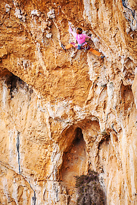 포토 JPG 해외이미지 주간 전신 여자 매달리기 한명 성인 야외 뒷모습 암벽 오르기 암벽등반 암벽등반가 성인여자한명만 해외202004 해외포토 자연요소 1 뷰포인트 모션 사람 등산 여자한명만 성인여자만 파일형식 이미지허브