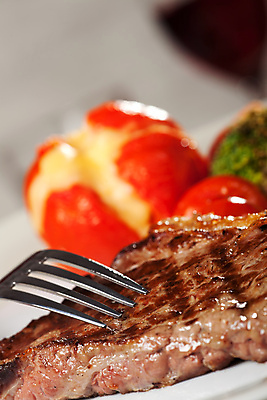 포토 JPG 해외이미지 식기 음식 포크 잎 유리 육류 스테이크 사람없음 빨간색 초록색 물 반사 와인 식사 저녁식사 줄무늬 샐러드 소고기 신선 그릴 굽기 먹기 점심식사 등심 해외202004 해외포토 자연요소 식물 컬러 무늬 식재료 모션 재질 주방용품 주류 서양음식 구이 파일형식 이미지허브