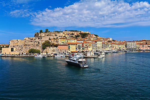 포토 JPG 해외이미지 바다 섬 여행 요트 하늘 휴가 주택 등대 항해 사람없음 물 여름 파란색 마을 항구 이탈리아 만 보트 지중해 타운 토스카나 해외202004 해외포토 자연요소 계절 유럽 컬러 배_교통 교통시설 건물 도시 파일형식 이미지허브