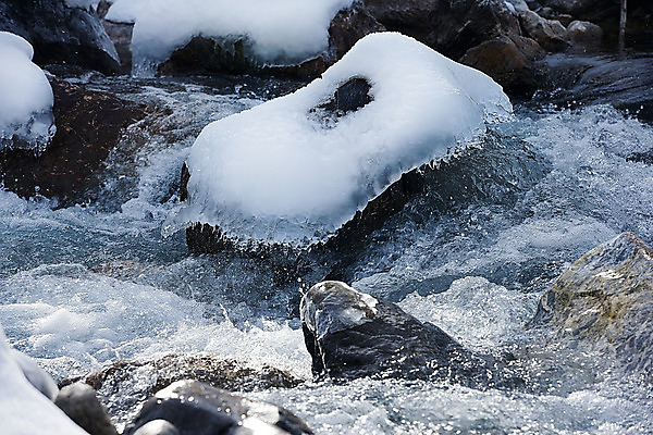 포토 JPG 해외이미지 여행 자연 풍경 사람없음 야외 물 강 얼음 폭포 추위 바위 흰색 물방울 분무기 암초 내추럴 해외202004 해외포토 자연요소 컬러 돌_바위 생태계 파일형식 이미지허브