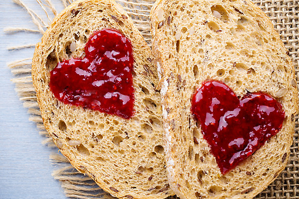 포토 JPG 해외이미지 음식 빵 조각 부분 딸기 샌드위치 사람없음 빨간색 하트 잼 자르기 오브젝트 슬라이스 젤리 버터 점심식사 해외202004 해외포토 모양 컬러 과일 모션 디저트 식사 소스_음식 파일형식 이미지허브
