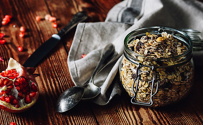 포토 JPG 해외이미지 유리병 실내 사람없음 숟가락 나이프 석류 나무탁자 해외202004 해외포토 식기 과일 탁자 병_용기 수저 내부 칼 파일형식 이미지허브