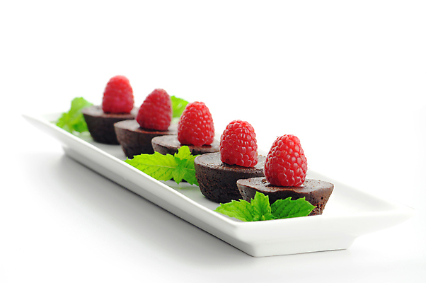 포토 JPG 해외이미지 음식 디저트 사탕 사람없음 컬러풀 초콜릿 대접 맛 산딸기 해외202004 해외포토 컬러 컨셉 과일 파일형식 이미지허브