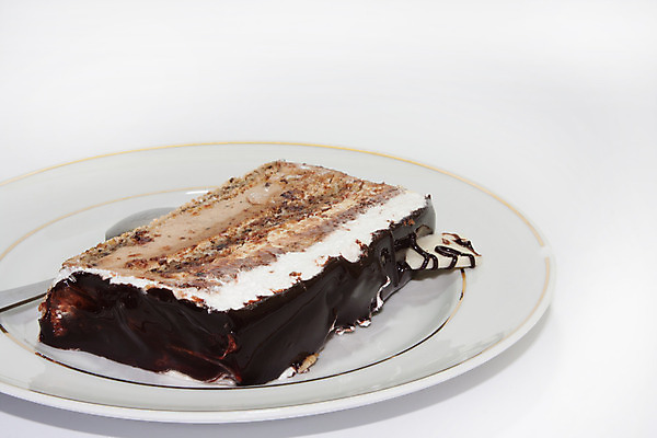 포토 JPG 해외이미지 접시 음식 조각 부분 디저트 사람없음 장식 갈색 파티 케이크 초콜릿 검은색 어둠 빵집 흰색 고명 생일 달콤 설탕 굽기 크림 코코아 페스츄리 해외202004 해외포토 식기 기념일 음료 빵 컬러 이벤트 상점 맛 구이 파일형식 이미지허브