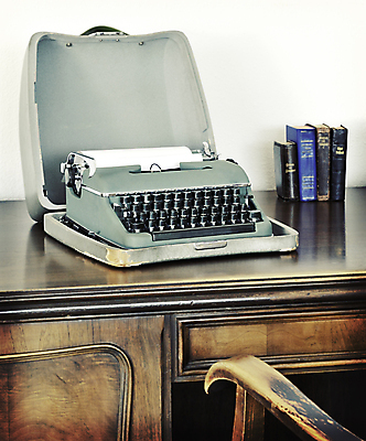 포토 JPG 해외이미지 전통 통신 탁자 실내 사람없음 책 기계 장비 골동품 기록 작가 책상 복고 타자기 옛날 해외202004 해외포토 직업 가구 내부 파일형식 이미지허브