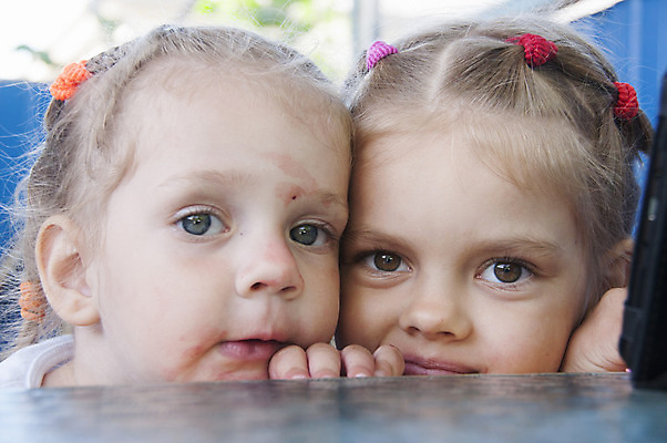 포토 JPG 해외이미지 열매 감정 얼굴 어린이 2 프레임 표정 두명 여름 파란색 기쁨 아기 먹기 자매 해외202004 해외포토 식물 계절 여자 컬러 가족 모션 사람 신체부위 파일형식 이미지허브