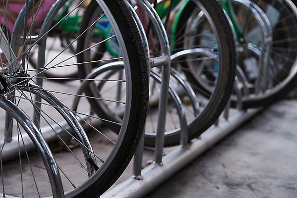 포토 JPG 해외이미지 라이프스타일 유럽 도로 스포츠 여행 백그라운드 교통시설 거리 서기 사람없음 야외 금속 자전거 도시 바퀴 주차 순환 타이어 렌탈 줄서기 많음 해외202004 해외포토 나라 길 교통 컨셉 모션 재질 생활 바이크 시설 파일형식 이미지허브