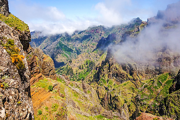 포토 JPG 해외이미지 구름 외관 유럽 도로 길 섬 여행 자국 자연 하늘 휴가 산 풍경 사람없음 야외 여름 파란색 컬러풀 갈색 걷기 와인 트래킹 하이킹 안개 바위 가장자리 정상 포르투갈 언덕 화산 대서양 절정 해외202004 해외포토 자연요소 계절 나라 바다 컬러 교통시설 모션 레저 날씨 주류 돌_바위 둘레 생태계 파일형식 이미지허브