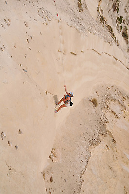 포토 JPG 해외이미지 백인 라이프스타일 손 여자 남자 밧줄 스포츠용품 스포츠 포즈 산 건강 한명 사람 야외 세로 여름 운동 바위 위험 익스트림스포츠 몰타섬 여자한명만 해외202004 해외포토 서양인 1 계절 줄 섬 컨셉 생활 신체부위 돌_바위 오브젝트 몰타 여자만 파일형식 이미지허브