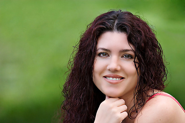 포토 JPG 해외이미지 백인 모델 라이프스타일 손 응시 여자 행복 유럽 얼굴 자연 갈색머리 한명 미소 풍경 야외 가로 빨간색 초록색 컬러풀 기쁨 표현 입 어깨 만족 긍정 내추럴 카피스페이스 해외202004 해외포토 서양인 1 헤어스타일 시선 감정 나라 컬러 컨셉 표정 사람 생활 신체부위 공백 생태계 파일형식 이미지허브