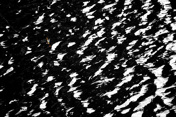 포토 JPG 해외이미지 스포츠 파도 패턴 낚시 추상 흑백 취미 사람없음 물 빛 반사 어둠 수상스포츠 수면 질감 해외202004 해외포토 자연요소 바다 무늬 레저 촬영기법 파일형식 이미지허브