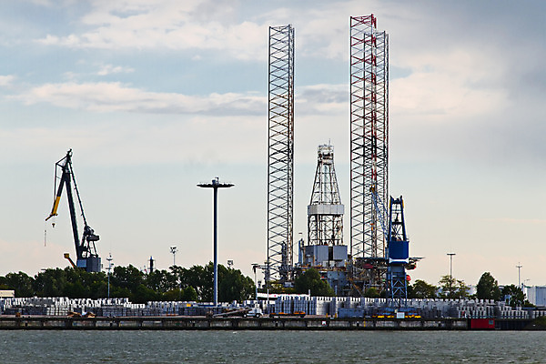 포토 JPG 해외이미지 산업 비즈니스 공장 교통시설 직장 사람없음 건물 가로 물 파란색 강 기계 기중기 헛간 단상 해외202004 해외포토 자연요소 건축물 컬러 교통 회사 공업 중장비 시설 저장고 파일형식 이미지허브