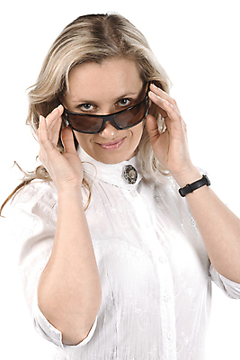 포토 JPG 해외이미지 백인 모델 헤어스타일 응시 여자 안경 얼굴 포즈 백그라운드 셔츠 사랑 한명 사람 성인 금발 선글라스 머리 유행 흰색 표현 입 화려 고급 우아함 시원함 손목시계 입술 슛 브로치 고립 스타일 해외202004 해외포토 서양인 1 시선 잡화 감정 시계 컬러 컨셉 상의 장신구 신체부위 파일형식 이미지허브