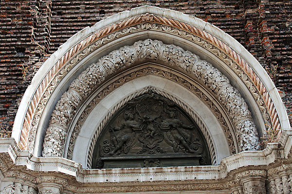 포토 JPG 해외이미지 유럽 종교 섬 건축양식 창문 벽돌 사람없음 건물 세계 교회 문 이탈리아 기둥 중세 역사 재산 땅 메인 베네치아 안심 고딕 바실리카 세기 옛날 정문 해외202004 해외포토 건축물 건축 나라 모션 금융 파일형식 이미지허브