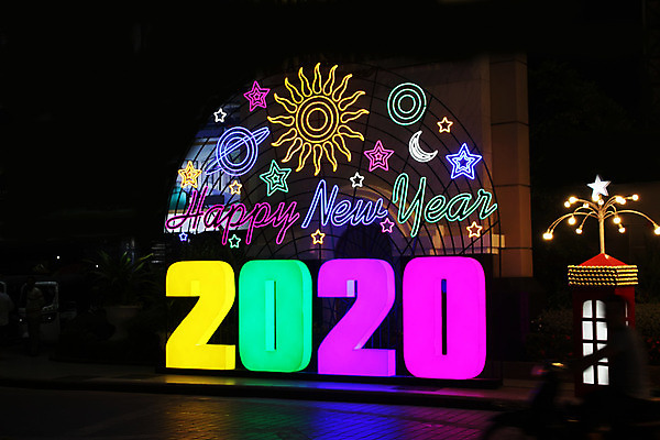 포토 JPG 해외이미지 전통 행복 별 어린이 크리스마스 공 창문 가족 눈사람 지팡이 새로움 기념 프레임 따뜻함 사탕 선물 이벤트 사람없음 야외 내부 장식 빛 컬러풀 장난감 산타클로스 축제 화환 등불 축하 아기 소나무 황금 야간 12월 연도 분수 초대 마법 전나무 원뿔 엘리먼트 해외202004 해외포토 자연요소 도형 나무 기념일 꽃 감정 컬러 컨셉 관계 디저트 조명 사람 날짜 파일형식 이미지허브