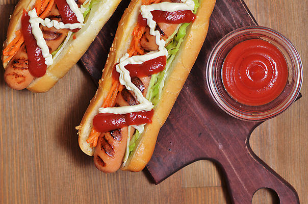 포토 JPG 해외이미지 실내 사람없음 하이앵글 소시지 케첩 유리그릇 핫도그 마요네즈 나무도마 나무배경 해외202004 해외포토 그릇 음식 뷰포인트 백그라운드 유리 도마 패스트푸드 내부 목재 소스_음식 가공식품 파일형식 이미지허브