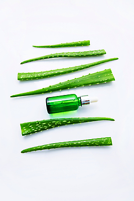 포토 JPG 해외이미지 스튜디오촬영 실내 사람없음 초록색 화장품 흰배경 수분크림 알로에 해외202004 해외포토 식물 컬러 백그라운드 내부 뷰티 흰색 파일형식 이미지허브