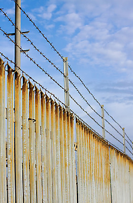 포토 JPG 해외이미지 하늘 안전 사람없음 울타리 금속 보호 위험 자르기 도둑 감옥 보안 날카로움 철조망 면도기 스파이크 철강 해외202004 해외포토 컨셉 모션 재질 담장 위생용품 범죄인 파일형식 이미지허브