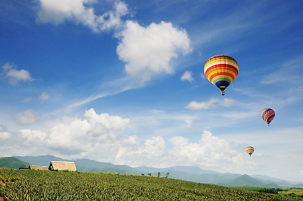 포토 JPG 해외이미지 나무 식물 구름 여행 백그라운드 밭 농업 교통시설 자연 하늘 산 주택 따뜻함 안테나 풍경 사람없음 초록색 여름 컬러풀 농장 계곡 맑음 축제 자유 열기구 시골 오두막 언덕 상승 장면 풍선 외양간 무료 해외202004 해외포토 자연요소 계절 산업 컬러 교통 컨셉 통신 항공교통 날씨 건물 시설 생태계 파일형식 이미지허브
