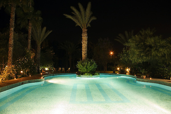 포토 JPG 해외이미지 나무 식물 디자인 의자 건축양식 전등 조명 손바닥 사람없음 물 빛 정원 수영 램프 야간 타일 모자이크 해외202004 해외포토 자연요소 손 건축 가구 수상스포츠 파일형식 이미지허브