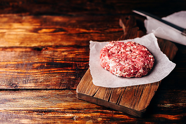 포토 JPG 해외이미지 식재료 실내 사람없음 패티 나무도마 나무탁자 카피스페이스 종이호일 해외202004 해외포토 탁자 도마 내부 목재 공백 파일형식 이미지허브