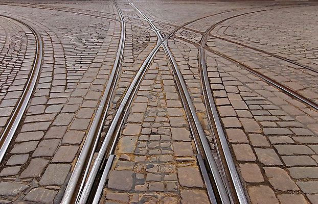 포토 JPG 해외이미지 도로 여행 곡선 포장 교통시설 벽돌 거리 바닥 사람없음 금속 조약돌 바위 도시 보행로 도심 철 교차로 질감 전차 트랙 일반 건너기 방법 복잡 선로 옛날 철강 해외202004 해외포토 길 선 육상교통 교통 컨셉 모션 재질 대중교통 돌_바위 시설 파일형식 이미지허브