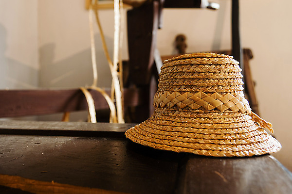 포토 JPG 해외이미지 전통 옷 사람없음 노란색 머리 유행 수확 공구 시골 볏짚 그늘 오브젝트 복고 밀짚 민화 옛날 캡모자 해외202004 해외포토 모자_잡화 컬러 농업 신체부위 도구 짚 그림 파일형식 이미지허브