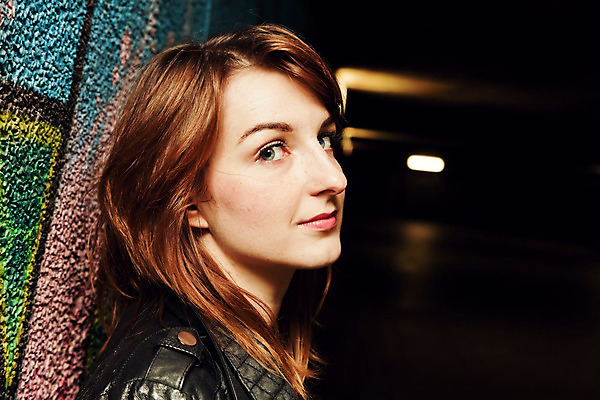 포토 JPG 해외이미지 백인 모델 1 라이프스타일 응시 옷 여자 행복 벽 포즈 거리 갈색머리 미술 한명 사람 성인 10대 컬러풀 선글라스 유행 어둠 재킷 도시 그래피티 시원함 가죽 스타일 해외202004 해외포토 서양인 헤어스타일 시선 감정 안경 컬러 청소년 문화예술 생활 외투 낙서 그림 파일형식 이미지허브