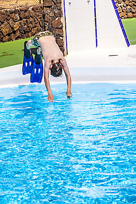 포토 JPG 해외이미지 백인 남자 수영복 행복 어린이 바다 포즈 청소년 자연 하늘 휴가 휴식 관리 한명 사람 풍경 소년 야외 10대 물 여름 파란색 햇빛 태양 점프 수영 기쁨 흰색 서핑 잠수부 시원함 클럽 물갈퀴 해외202004 해외포토 자연요소 서양인 1 옷 계절 감정 컬러 컨셉 모션 수상스포츠 전문직 생태계 파일형식 이미지허브