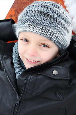 포토 JPG 해외이미지 백인 라이프스타일 남자 행복 어린이 겨울 한명 사람 소년 야외 목도리 재킷 추위 소년한명만 해외202004 해외포토 서양인 1 잡화 계절 감정 생활 외투 남자한명만 소년만 파일형식 이미지허브