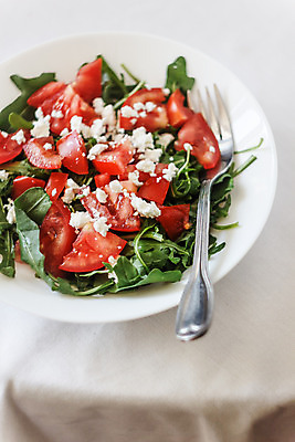 포토 JPG 해외이미지 접시 음식 백그라운드 잎 다이어트 토마토 채소 탁자 치즈 건강 요리 사람없음 목재 빨간색 초록색 파란색 식당 식사 저녁식사 이탈리아 샐러드 로켓 흰색 신선 체리 사발 맛 아침식사 상추 지중해 먹기 유기농 올리브 날것 후추 바질 점심식사 루꼴라 모짜렐라치즈 채식주의자 카프레제 해외202004 해외포토 나무 식물 식기 웰빙 열매 유럽 바다 컬러 가구 컨셉 과일 재료 모션 유제품 상점 사기그릇 향신료 채식 파일형식 이미지허브