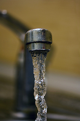 포토 JPG 해외이미지 음료 실내 사람없음 내부 세로 물 파란색 빛 달리기 환경 금속 주방 목욕 흐름 추위 욕실 흰색 투명 액체 개울 닫기 선택 씻기 빨래 매끈함 시원함 갈증 청소 순수 묘사 수도꼭지 싱글 닦기 낭비 위생관리 철강 해외202004 해외포토 자연요소 컬러 컨셉 가사 모션 재질 관리 강 청결 감각 파일형식 이미지허브