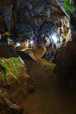 포토 JPG 해외이미지 여행 산 실내 사람없음 내부 어둠 바위 터널 동굴 암초 지하 종유석 지질학 해외202004 해외포토 교육 길 돌_바위 파일형식 이미지허브