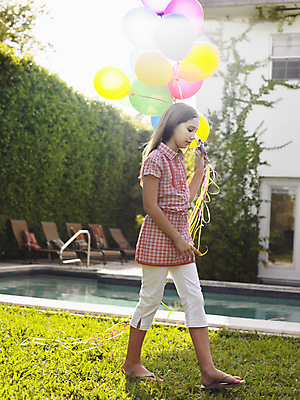 포토 JPG 해외이미지 주간 전신 여자 여유 어린이 수영장 한명 서기 들기 야외 옆모습 여름휴가 바캉스 걷기 생일파티 시원함 풍선 소녀한명만 해외202004 해외포토 자연요소 1 감정 뷰포인트 모션 휴가 사람 생일 여자한명만 소녀만 파일형식 여름_계절 이미지허브