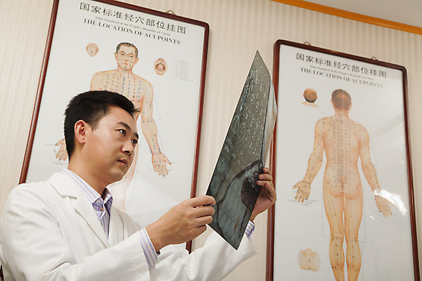 포토 JPG 해외이미지 직업 응시 로우앵글 기술 엑스레이 실내 한명 상반신 가로 30대 컬러풀 한개 건강관리 중국 의사 흰색 잡기 실험복 자신감 분석 베이징 점검 돌봄 해외202004 해외포토 1 시선 감정 아시아 뷰포인트 컬러 컨셉 의학 모션 건강 관리 사람 내부 장년 의료진 가운 파일형식 이미지허브