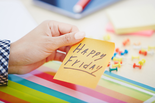 포토 JPG 해외이미지 직업 1 손 여자 종이 컨셉 스티커 비즈니스 사업가 텍스트 통신 탁자 직장 실내 한명 사람 신체부위 가로 컬러풀 태블릿 사무실 노란색 사무용품 쪽지 기록 잡기 작업 비즈니스우먼 메시지 심플 주말 공지사항 팔 금요일 어려움 조언 필기체 해외202004 해외포토 문자 컬러 가구 회사 모션 문구용품 내부 전자제품 스마트기기 직장인 요일 파일형식 이미지허브