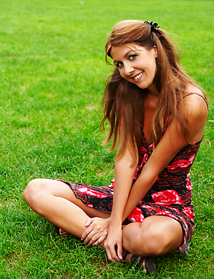 포토 JPG 해외이미지 여자 행복 여유 자연 한명 미소 사람 앉기 성인 야외 여름 긍정 빨간머리 해외202004 해외포토 1 헤어스타일 계절 감정 컨셉 모션 표정 생태계 파일형식 이미지허브