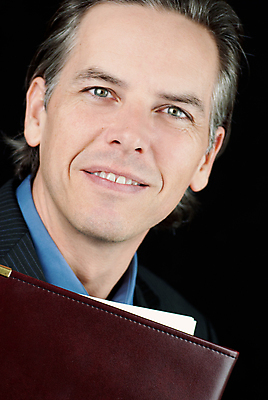 포토 JPG 해외이미지 직업 종이 얼굴 생각 비즈니스 성공 한명 사람 정장 힘 표현 업무 비즈니스맨 가죽 집중 명상 폴더 바인더 배려 해외202004 해외포토 1 옷 남자 컨셉 신체부위 사무용품 작업 직장인 파일 파일형식 이미지허브