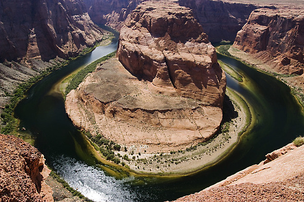 포토 JPG 해외이미지 여행 자연 하늘 숙이기 풍경 사람없음 야외 빨간색 초록색 물 강 여행객 골짜기 미국 절벽 부식 페이지 지역 애리조나 콜로라도 편자 해외202004 해외포토 자연요소 컬러 포즈 북아메리카 사람 생태계 말발굽 파일형식 이미지허브