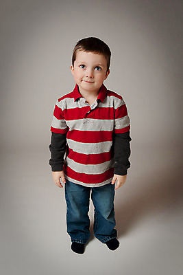 포토 JPG 해외이미지 백인 남자 어린이 한명 소년 작음 수줍음 배려 해외202004 해외포토 서양인 1 감정 사람 크기 파일형식 이미지허브