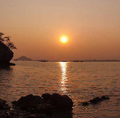 포토 JPG 해외이미지 구름 실루엣 바다 백그라운드 오렌지 자연 하늘 아침 산 풍경 사람없음 야외 빨간색 빛 햇빛 태양 일출 어둠 침묵 일몰 황무지 저녁 땅 언덕 지역 블러 웅장함 수평선 해외202004 해외포토 주간 자연요소 컬러 과일 촬영기법 노을 소리 야간 생태계 파일형식 이미지허브