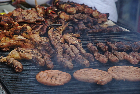 포토 JPG 해외이미지 전통 음식 육류 돼지고기 사람없음 파티 치킨 소시지 그릴 바비큐 메뉴 영양 루마니아 부쿠레슈티 뷔페 섞기 송아지고기 해외202004 해외포토 유럽 식재료 주방용품 이벤트 가공식품 닭고기요리 파일형식 이미지허브