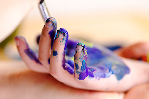 포토 JPG 해외이미지 백인 1 손 교육 행복 종이 어린이 백그라운드 학교 놀이 탁자 미술 한명 사람 취미 페인트 유치원 기쁨 흰색 기록 붓 작음 묘기 집중 그림 예술가 페인트붓 천진난만 초보 유일 해외202004 해외포토 서양인 감정 컬러 가구 컨셉 문화예술 신체부위 크기 파일형식 이미지허브