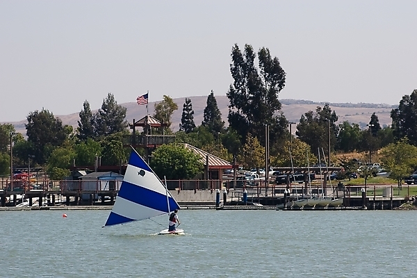 포토 JPG 해외이미지 호수 스포츠 요트 항해 사람없음 물 경쟁 레이싱 보트 서핑 작음 휴양지 함선 레가타 해외202004 해외포토 자연요소 컨셉 배_교통 시합 장소 수상스포츠 크기 파일형식 이미지허브