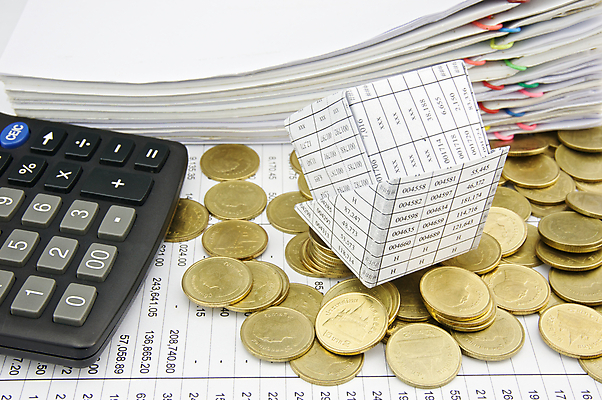 포토 JPG 해외이미지 교육 종이 돈 비즈니스 설계 주택 사람없음 금융 숫자 쌓기 동전 자료 거래 저축 업무 황금 상담원 분석 문서 투자 문제 점검 파산 계좌 효율 해외202004 해외포토 문자 컨셉 모션 건물 경제 작업 사무원 재산 파일형식 이미지허브