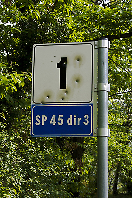 포토 JPG 해외이미지 1 도로 경고 사람없음 숫자 검은색 흰색 구멍 발사 신호 공지사항 마피아 방법 해외202004 해외포토 문자 길 컬러 교통시설 파일형식 이미지허브