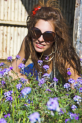 포토 JPG 해외이미지 모델 1 라이프스타일 드레스 계절 여자 꽃 행복 얼굴 포즈 밭 자연 건강 한명 미소 사람 성인 야외 여름 유행 봄 꿈 핸드백 흰색 시골 표현 화려 우아함 내추럴 스타일 해외202004 해외포토 식물 옷 감정 컬러 컨셉 농업 가방 표정 생활 신체부위 생태계 파일형식 이미지허브