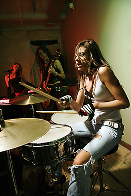 포토 JPG 해외이미지 여자 음악 연주 실내 들기 앉기 상반신 성인 옆모습 세명 드럼 열정 드러머 성인여자만 해외202004 해외포토 감정 뷰포인트 모션 문화예술 타악기 사람 내부 여자만 성인만 파일형식 이미지허브