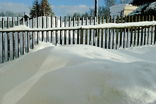 포토 JPG 해외이미지 계절 크리스마스 겨울 사람없음 목재 울타리 마을 정원 냉동 추위 흰색 시골 널 12월 1월 창백 옛날 해외202004 해외포토 나무 기념일 컬러 재료 담장 날짜 파일형식 이미지허브